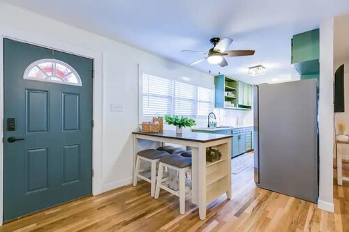 Cozy, Spacious & Modern w/ 3 BR!