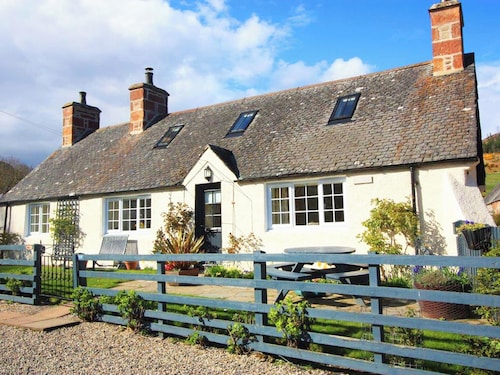 White Cottage - UK7679