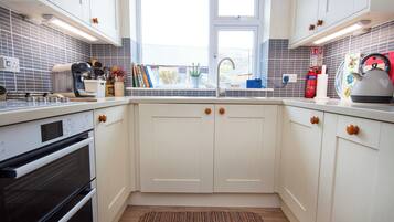 Fridge, oven, dishwasher, cookware/dishes/utensils