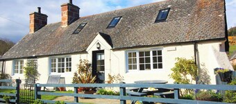 White Cottage - UK7679