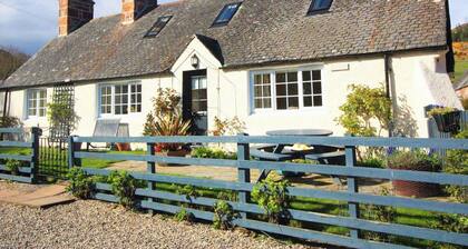 White Cottage - UK7679