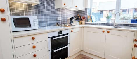 Fridge, oven, dishwasher, cookware/dishes/utensils