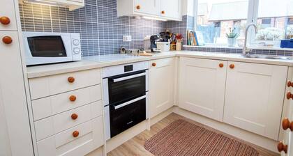 White Cottage - UK7679