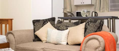 Televisión, reproductor de DVD, libros