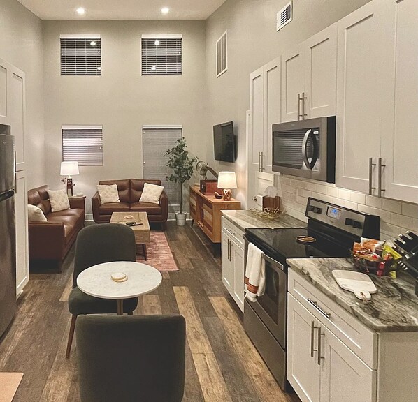 Mikrobølgeovn, ovn, kokeplater og oppvaskmaskin