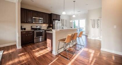 Your home away from home!
Beautiful Modern Townhome,
Georgetown KY!