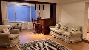 32-inch flat-screen TV with digital channels, Netflix, first-run movies - Aires Del Cerro (Salta)