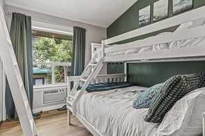 2 habitaciones, escritorio y tabla de planchar con plancha 