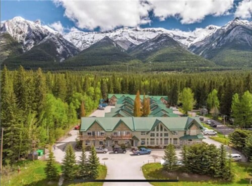 Steps to Banff National Park l Mountain Getaway