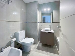 Apartment, 1 Bedroom, Accessible, Smoking | Bathroom