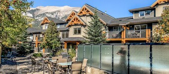 Walkout to Hot tub | BBQ | Clean & Cozy 1 Bed Unit
