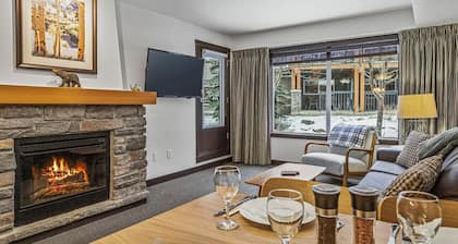 Walkout to Hot tub | BBQ | Clean & Cozy 1 Bed Unit