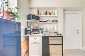 Mikrovågsugn, kaffe- och tebryggare och grytor/köksredskap