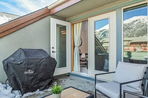Terrace/patio - Penthouse 1 bed | Hot Tub & Pool | Mountain Views (Canmore)