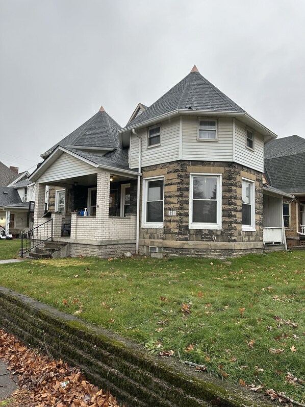 Exterior - Cozy little Castle. Warm & welcoming. (Steubenville)