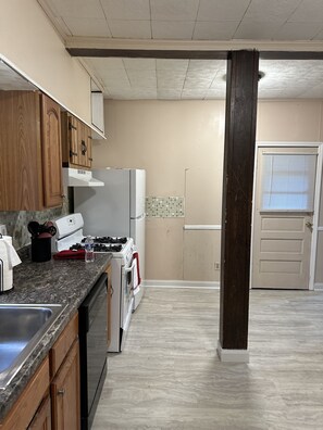 Fridge, microwave, oven, stovetop - Cozy little Castle. Warm & welcoming. (Steubenville)