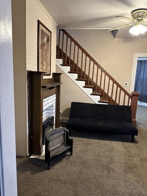 TV - Cozy little Castle. Warm & welcoming. (Steubenville)