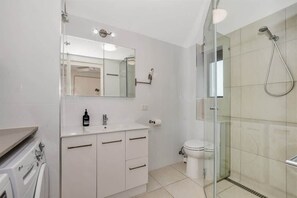 Shower - Illawong 6 Mooloolaba Spit Location (Mooloolaba)