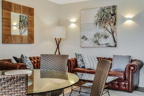 Dining - Illawong Unit 6 - PRIME MOOLOOLABA SPIT LOCATION! (Mooloolaba)