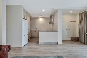 Fridge, microwave, oven, stovetop - Illawong Unit 6 - PRIME MOOLOOLABA SPIT LOCATION! (Mooloolaba)