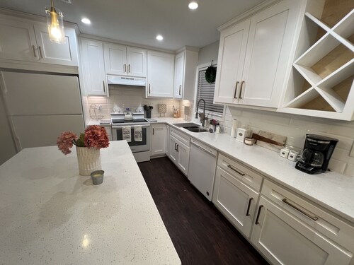 Modern & Convenient 3/2 Home