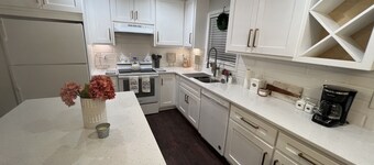 Modern & Convenient 3/2 Home