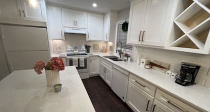 Modern & Convenient 3/2 Home
