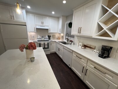 Modern & Convenient 3/2 Home