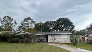 A single-story house with a front porch, a covered patio, and a well-maintained lawn. - Modern & Convenient 3/2 Home (Lake City)