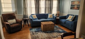 Téléviseur connecté, lecteur de DVD, livres