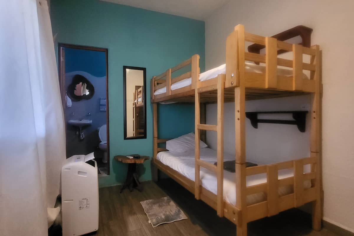 Habitación económica con 1 cama matrimonial o 2 individuales | Wifi gratis y ropa de cama