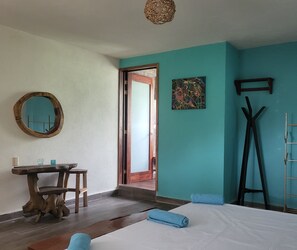 Deluxe-Doppelzimmer, 1 King-Bett, eingeschränkter Meerblick | Kostenloses WLAN, Bettwäsche