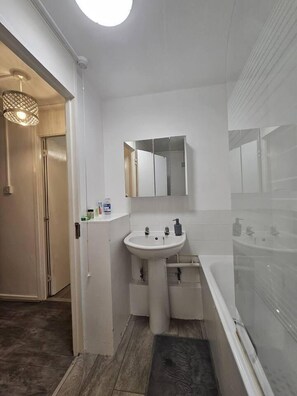Apartment | Badezimmer | Dusche, Handtücher