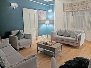 Fireplace - 4 bedroom accommodation in Nairn (Nairn)