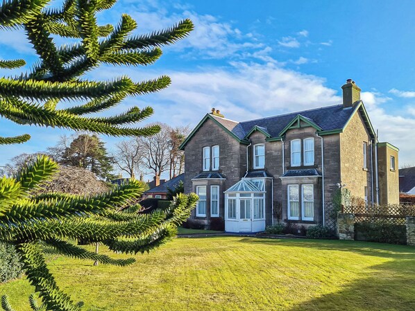 Exterior - 4 bedroom accommodation in Nairn (Nairn)