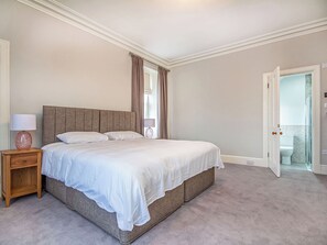 4 bedrooms, free WiFi, bed sheets - 4 bedroom accommodation in Nairn (Nairn)