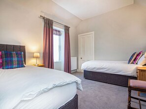 4 bedrooms, free WiFi, bed sheets - 4 bedroom accommodation in Nairn (Nairn)