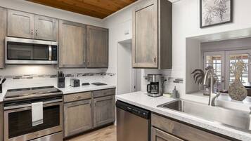 Refrigerador, microondas, horno y parrilla de estufa