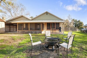A house with a covered patio, a fire pit, and outdoor seating. - A Place on Pecan in Bandera (Bandera)