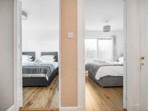 2 bedrooms, free WiFi, bed sheets - 2 bedroom accommodation in Inverness (Inverness)