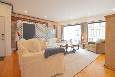 Charming Brownstone Downtown Free St|Perfect Getaway for 2