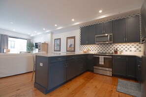 Kühlschrank, Mikrowelle, Ofen, Geschirrspüler