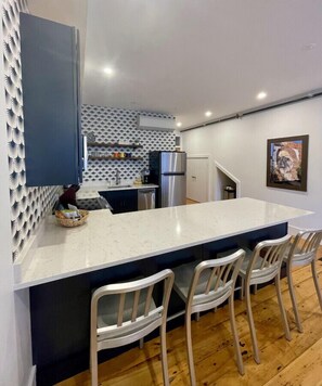 Geladeira, micro-ondas, fogão, lava-louças