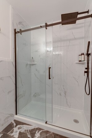 Douche, sèche-cheveux, serviettes fournies, savon