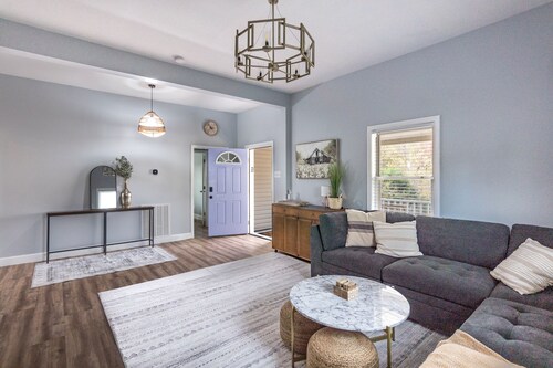 The Periwinkle Cottage, 3BR, 2BA Fort Mill Retreat. Close to Downtown! 