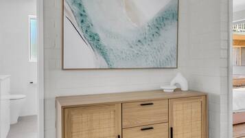2 bedrooms, iron/ironing board, internet, bed sheets