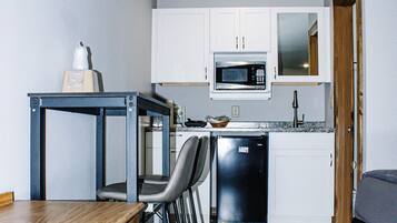 Microondas, cafetera y tetera, tostadora y comedor