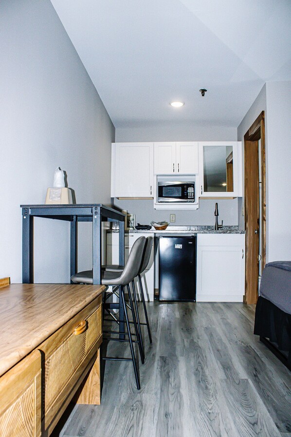 Een microgolfoven, een koffiezetapparaat/waterkoker, een broodrooster