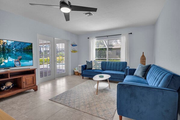 Smart TV - SFH w/ Heated Pool, All Tile Floors, Close to Marina, Open Concept & Comfortable (Cape Coral)