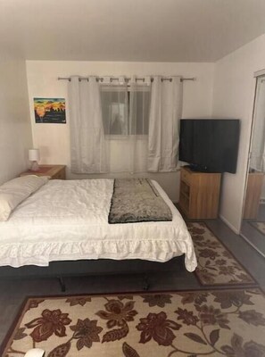 3 quartos, escrivaninha, ferros/tábuas de passar roupa, berço de viagem